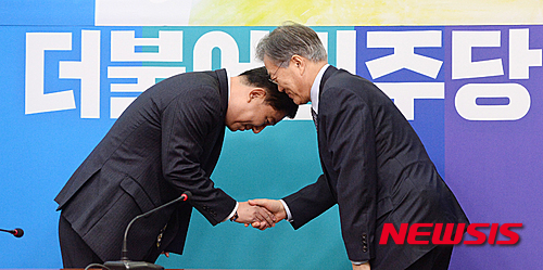 【서울=뉴시스】조수정 기자 = 문재인 더불어민주당 대표가 26일 오후 서울 여의도 국회에서 김병기 전 국가정보원 인사처장 입당 기자회견에서 악수하고 있다. 2016.01.26.&nbsp; chocrystal@newsis.com