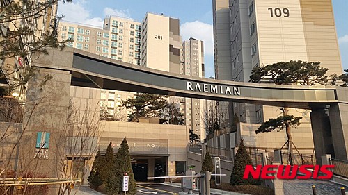 【서울=뉴시스】이승주 기자 = 서울 영등포구 신길동 신길11구역 재개발단지 '래미안 영등포 프레비뉴' 전경. 이미 공사를 마쳤지만 시공사에서 추가분담금을 내지 않는 조합원의 입주를 막고 있어 상당수 비어있다. 