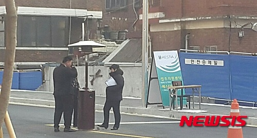 【서울=뉴시스】이승주 기자 = 서울 영등포구 신길동 신길11구역 재개발단지인 '래미안 영등포 프레비뉴' 단지 앞. 단지 곳곳에서 이같은 용역들을 찾아볼 수 있다.