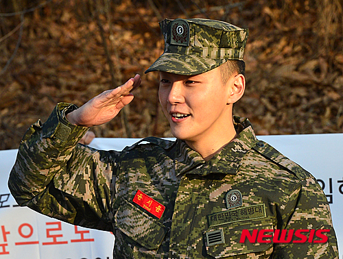 【인천=뉴시스】박진희 기자 = 27일 오전 인천시 서구 해병대 2사단에서 1년 9개월간의 해병대 복무를 마친 배우 윤시윤이 전역신고를 하고 있다. 2016.01.27.&nbsp; pak7130@newsis.com