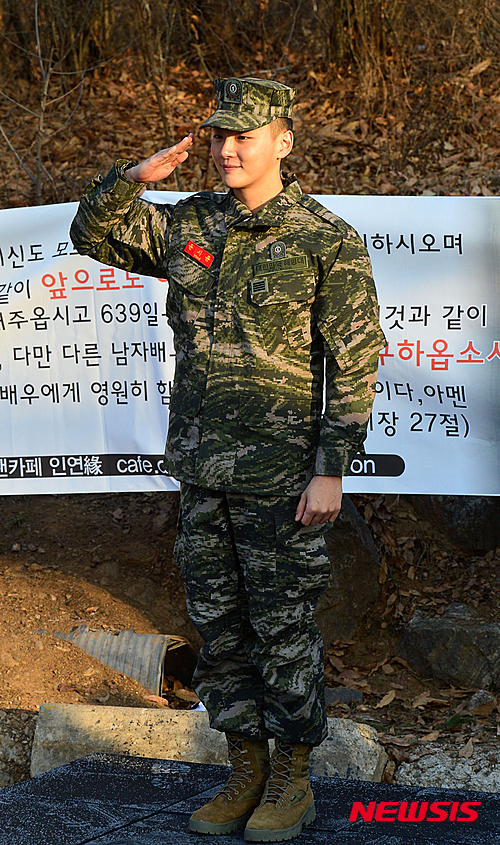 【인천=뉴시스】박진희 기자 = 27일 오전 인천시 서구 해병대 2사단에서 1년 9개월간의 해병대 복무를 마친 배우 윤시윤이 전역신고를 하고 있다. 2016.01.27.&nbsp; pak7130@newsis.com