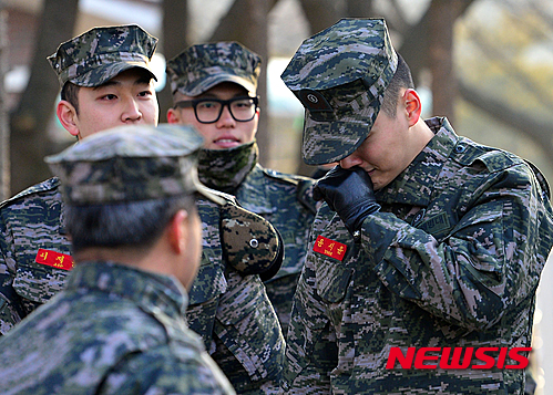 【인천=뉴시스】박진희 기자 = 27일 오전 인천시 서구 해병대 2사단에서 1년 9개월간의 해병대 복무를 마친 배우 윤시윤이 부대원들과 이야기를 나누며 울먹이고 있다. 2016.01.27.&nbsp; pak7130@newsis.com