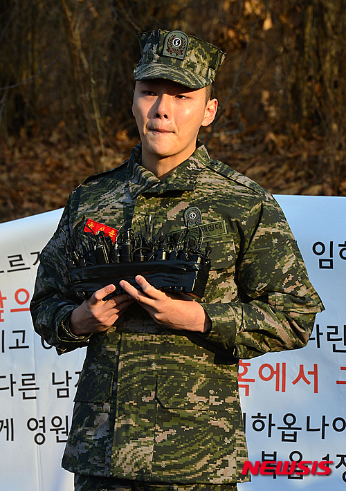 【인천=뉴시스】박진희 기자 = 27일 오전 인천시 서구 해병대 2사단에서 1년 9개월간의 해병대 복무를 마친 배우 윤시윤이 소감을 밝히던 중 울먹이고 있다. 2016.01.27.&nbsp; pak7130@newsis.com