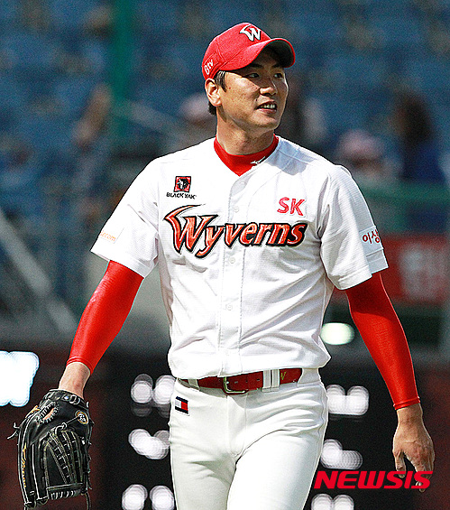 【서울=뉴시스】프로야구 SK 와이번스의 김광현(28)이 2016년 8억5000만원에 연봉 재계약을 하며 비FA 역대 최고액 기록을 갈아치웠다. 2016.1.27. (사진=SK 와이번스 제공)&nbsp;&nbsp; photo@newsis.com