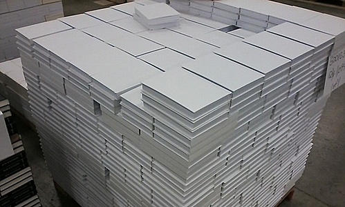 【서울=뉴시스】이라크계 미국인 예술가 와파 빌랄이 오는 30일부터 4월10일까지 캐나다 온타리오주(州) 윈저 아트갤러리에 전시하는 작품 '168:01'. 표지와 내용이 모두 하얀 종이로만 구성된 '빈 책(blank book)' 1000권이 쌓여 있다. 높이만 22ｍ에 달한다. 빌랄은 2003년 이라크 전쟁 당시 방화로 소실된 바그다드 대학 도서관의 책을 되돌려놓자며 이번 프로젝트를 시작했다. 크라우드 펀딩 등으로 구매한 책과 기증받은 책이 '빈 책'의 자리를 대체하게 된다. 프로젝트를 마치면 진짜 책을 바그다드 대학에 기증할 계획이다. (사진 출처 = 영국 일간 가디언·와파 빌랄 제공) 2016.01.27.