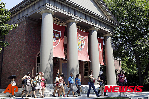 【AP/뉴시스】 아시아계 미국인 학생들이 하버드대학의 입학 사정 때 다양성을 이유로 '인종' 요소를 고려하는 ‘소수집단 우대정책(Affirmative Action)’으로 피해를 보고 있다면서 하버드대학을 상대로 제기한 소송에서 미 법무부가 이들 원고들에 대한 지지입장을 밝혔다. 뉴욕타임스(NYT)의 보도에 따르면 법무부는 30일(현지시간) 발표한 성명을 통해 “하버드대학은 자신들이 아시아계 미국인들에 대해 불법적인 차별을 하고 있지 않다는 사실을 보여주는 데 실패했다”라는 입장을 밝혔다. 사진은 매사추세츠주 캠브리지의 하버드대 캠퍼스. 2018.08.31. 