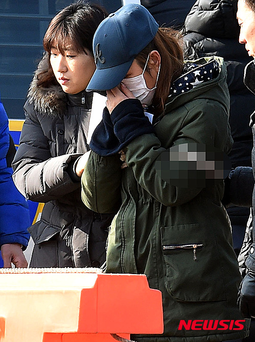 【수원=뉴시스】이정선 기자 = 안산 남편 뺑소니 청부살인 사건의 피의자 강모(45·여)씨가 27일 오후 경기도 시흥시 금이동의 한 이면도로에서 현장검증을 진행하고 있다.&nbsp;&nbsp; 이날 현장검증은 남편 박모(49)와 아내 강모(45·여)씨의 주거지에서 출발, 사고가 난 지점에서 박모 씨를 피의자 손모 씨가 치는 장면까지 재연됐다. 2016.01.27.&nbsp;&nbsp;&nbsp; ppljs@newsis.com