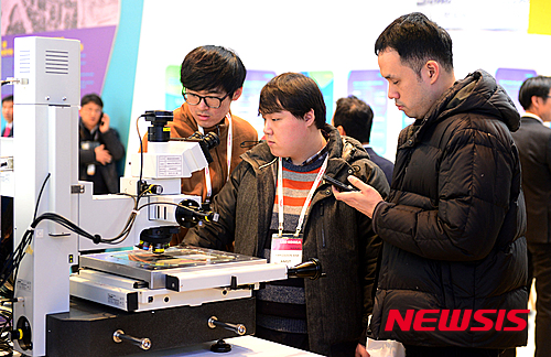 【서울=뉴시스】조성봉 기자 = 27일 오후 서울 강남구 삼성동 코엑스에서 열린 ‘세미콘 코리아 2016(SEMICON Korea 2016)`‘에서 반도체분야 종사자들과 관람객들이 전시장을 둘러보고 있다.&nbsp; 29회째를 맞는 이번 전시회는 ‘Connect to the Future, Markets, Technology, and People’를 주제로 전 세계 반도체 장비재료 산업을 선도하는 20개국 530개 이상 업체가 역대 최대 규모인 1870개 부스 규모로 참여해 마이크로 전자분야의 최신 공정기술, 장비, 재료, 특수가스 등을 선보인다. 2016.01.27. suncho21@newsis.com 