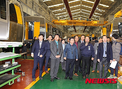 【대전=뉴시스】조명휘 기자 = 권선택(가운데) 대전시장과 시의원, 공무원들이 27일 경남 창원시 현대로템을 방문해 대전도시철도2호선의 기종인 '트램' 제작 현장을 견학하고 있다. 2016.01.27. (사진= 대전시 제공) joemedia@newsis.com