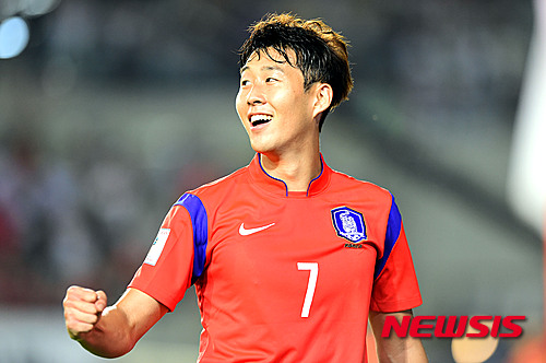 【화성=뉴시스】이정선 기자 = 지난해 9월3일 경기도 화성종합경기타운에서 열린 2018 러시아월드컵 아시아지역 2차 예선 G조 2차전 한국과 라오스의 경기, 손흥민이 해트트릭을 성공한 뒤 기뻐하고 있다. 그는 신태용호의 와일드카드 0순위다.