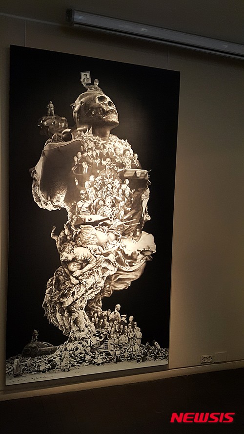 【서울=뉴시스】신학철,한국현대사 망령,합판에 종이 콜라주 110×60cm,2011 