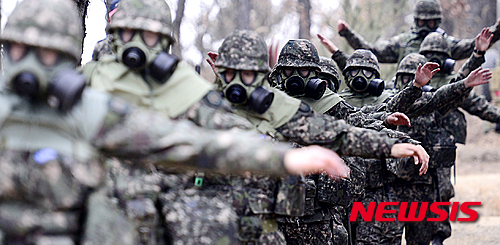 【영천=뉴시스】추상철 기자 = 28일 오전 경북 영천 육군3사관학교에서 예비사관생도가 화생방 훈련을 마친 후 교육장을 나서고 있다.&nbsp; 3사관학교 예비사관생도들은 5주간 제식훈련, 개인화기, 각개전투 등 기초군사훈련 과정을 통과한 후 정식 사관생도로 입학하게 된다. 2016.01.28.&nbsp; scchoo@newsis.com 