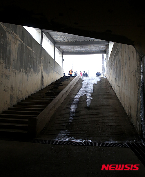 【정읍=뉴시스】김종효 기자 = 28일 전북 정읍 신태인역 지하차도의 시설개선을 요구하는 집단민원에 국민권익위원회가 나서 지역 주민과 정읍시, 전북도, 한국철도시설공단 간의 민원해결을 위한 조정·합의를 이끌어 냈다.&nbsp; 사진은 권익위가 조정 민원대상인 신태인읍 내 철도 지하차도로 도로 폭이 좁고 경사가 심해 통행이 불편·위험함으로 시설을 개선해 달라는 지역주민 580명의 집단민원이 제기된 곳이다. 2016.01.28.&nbsp; seun6685@newsis.com 