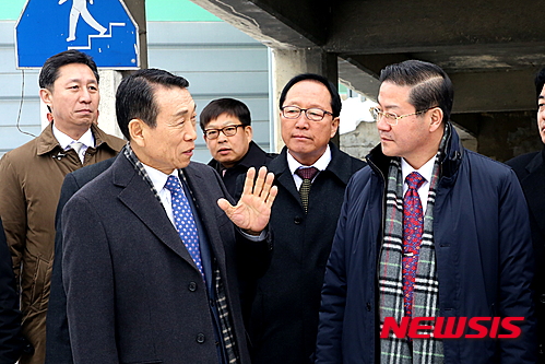 【정읍=뉴시스】김종효 기자 = 28일 전북 정읍 신태인역 지하차도의 시설개선을 요구하는 집단민원에 국민권익위원회가 나서 지역 주민과 정읍시, 전북도, 한국철도시설공단 간의 민원해결을 위한 조정·합의를 이끌어 냈다.&nbsp; 조정회의가 열리기 전 현장을 방문한 성영훈 권익위원장(오른쪽)이 김생기 정읍시장(왼쪽)으로부터 현황 설명을 듣고 있다. 2016.01.28.&nbsp; seun6685@newsis.com 