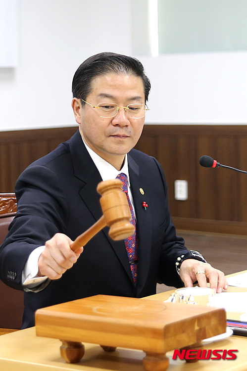 【정읍=뉴시스】김종효 기자 = 28일 전북 정읍 신태인역 지하차도의 시설개선을 요구하는 집단민원에 국민권익위원회가 나서 지역 주민과 정읍시, 전북도, 한국철도시설공단 간의 민원해결을 위한 조정·합의를 이끌어 냈다.&nbsp; 성영훈 권익위원장이 4자간 원만한 합의로 지하차도 시설개선사업이 확정됨을 알리는 의사봉 타봉을 하고 있다. 2016.01.28.&nbsp; seun6685@newsis.com 