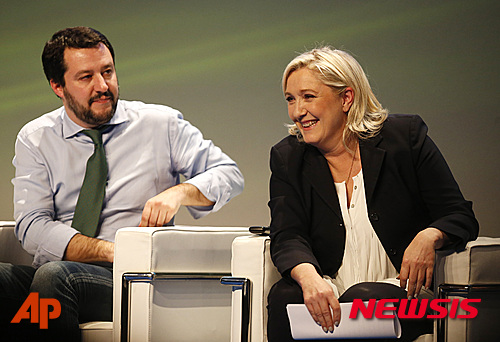 【밀라노=AP/뉴시스】이탈리아 극우정당 북부리그(NL)의 마테오 살비니 대표가 26일(현지시간) 라우라 볼드리니 이탈리아 하원의장을 섹스인형에 비유한 자신의 발언에 대해 사과를 거부했다. 사진은 살비니 대표(왼쪽)가 지난 1월28일 밀라노에 열린 ‘유럽 국가와 자유’ 행사에 프랑스 극우정당 국민전선의 마린 르펜 대표와 참석한 모습. 016.07.27&nbsp;&nbsp;&nbsp; 