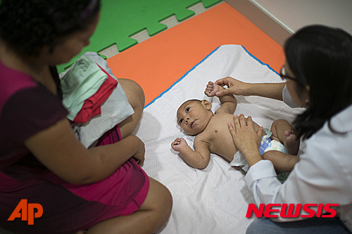 【헤시피=AP/뉴시스】브라질 헤시피에서 28일(현지시간) 자클린 비에이라(왼쪽)가 소두증을 가지고 태어난 생후 3개월된 아들 다니엘을 바라보고 있다. 임신상태에서 지카 바이러스에 감염된 여성은 소두증 아기를 출산할 확률이 높은 것으로 알려져있다. 2016.01.29