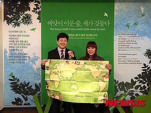 【뉴욕=뉴시스】노창현 특파원 = 뉴욕한인학부모들과 사이버외교사절단 반크가 독버섯처럼 퍼지는 일본(욱일)전범기와 관련문양의 퇴치를 위해 글로벌 공조활동을 벌인다. 한국을 방문중인 뉴욕한인학부모협회 최윤희 공동회장은 27일 반크 박기태 단장과 함께 일본전범기 소탕작전을 범세계적으로 펼치기로 합의했다고 밝혔다. 최윤희회장과 박기태 반크 단장이 공동프로젝트에 합의한후 손을 맞잡고 있다. <사진=뉴욕한인학부모협회 제공>&nbsp;&nbsp; robin@newsis.com 