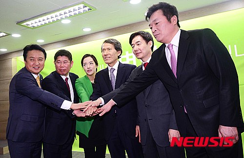 【서울=뉴시스】전신 기자 = 국민의당 한상진 공동창당준비위원장이 29일 서울 마포 당사에서 열린 방송 정치평론가 4인 입당 발표 기자회견에서 입당자들과 함께 손을 모으고 있다. 오른쪽부터 김철근 동국대 겸임교수, 이용호 정치평론가, 한 위원장, 강연재, 김경진 변호사. 2016.01.29.&nbsp; photo1006@newsis.com 