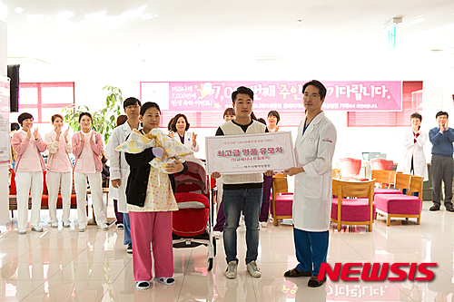 【천안·아산=뉴시스】서정훈 기자 = 충남 천안의 미즈나래여성병원(대표원장 이길우)은 최근 병원에서 7000번째 탄생한 신생아 예담(여)이를 축하하기 위해 가족이 참가하는 축하행사와 함께 유모차를 기념선물로 전달했다고 31일 밝혔다. 2016.01.31. (사진=미즈나래여성병원 제공)&nbsp; photo@newsis.com 