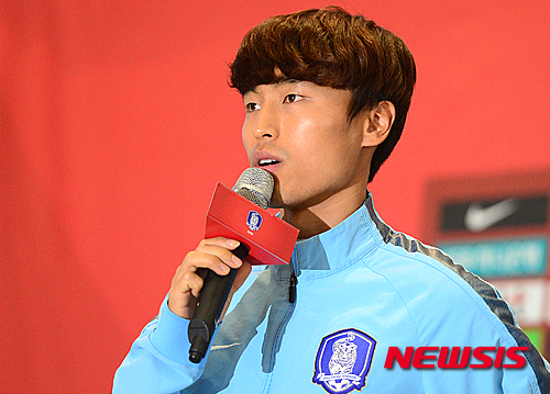 【인천공항=뉴시스】김동민 기자 = AFC U-23 대회에서 맹활약하며 본선 진출을 이끈 포항 스틸러스 문창진이 31일 오후 인천광역시 영종도 인천국제공항을 통해 귀국해 인사말을 하고 있다.&nbsp; 올림픽 축구 대표팀은 2016 아시아축구연맹(AFC) U-23 챔피언십 결승전에서 일본에게 2대 3 역전패를 당하면서 준우승을 차지했다. 2016.01.31.&nbsp; life@newsis.com 