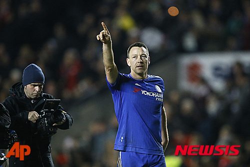 Chelsea's captain John Terry acknowledges the fans as he celebrates after the final whistle of the English FA Cup fourth round soccer match between Milton Keynes Dons and Chelsea at Stadium mk in Milton Keynes, England, Sunday, Jan. 31, 2016. Chelsea won 5-1. (AP Photo/Kirsty Wigglesworth) 