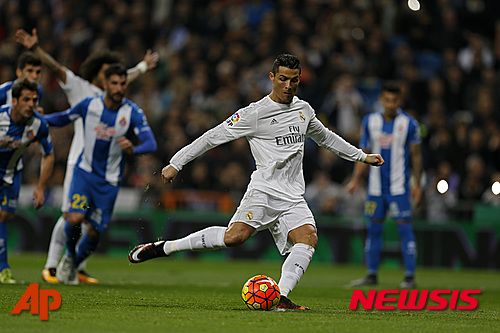 Real Madrid's Cristiano Ronaldo shoots a penalty kick to score his side's second goal during the Spanish La Liga soccer match between Real Madrid and Espanyol at the Santiago Bernabeu stadium in Madrid, Sunday, Jan. 31, 2016. (AP Photo/Francisco Seco)