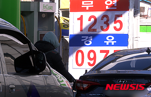 【부천=뉴시스】장세영 기자 = 전국 주유소의 휘발유 평균 판매 가격이 30주 연속 하락한 것으로 나타난 1일 오후 경기도 부천시 원미구의 한 주유소가 휘발유를 ℓ당 1천235원, 경유를 ℓ당 975원에 판매하고 있다. 국제유가 하락으로 최근 국내 주유소 휘발유 가격이 하락하고 있다. 2016.02.01. photothink@newsis.com 
