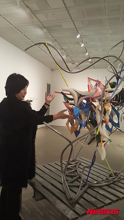 【서울=뉴시스】박현주 기자= 안혜령 리안갤러리 대표가 리안갤러리서울에서 선보인 세계적인 조각가 프랭크 스텔라의 작품을 설명하고 있다.