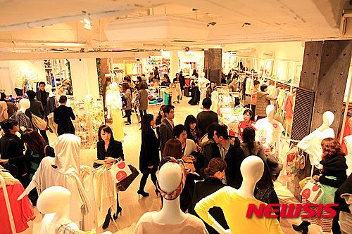 【서울=뉴시스】삼성물산 패션부문의 SPA브랜드 에잇세컨즈 명동점 매장 내부. (사진제공 삼성물산)