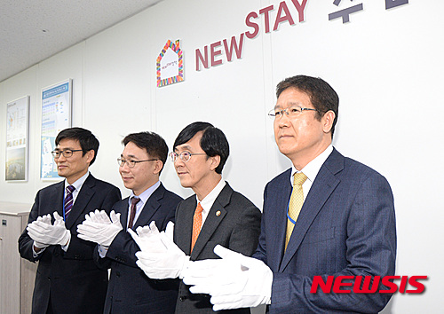 【세종=뉴시스】강종민 기자 = 기업형 임대주택(뉴스테이) 정책을 전담하는 국토교통부 뉴스테이추진단이 출범했다. 2일 오전 정부세종청사 국토교통부 뉴스테이 추진단에서 김경환 국토부 차관, 이문기 뉴스테이 단장 등이 현판식을 하고 있다. 2016.02.02 ppkjm@newsis.com