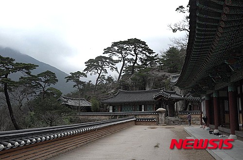 【양산=뉴시스】문지수의 '신통방통 이야기' <10>&nbsp; 대한불교조계종 제15교구 본사인 통도사의 부속 암자 가운데 '자장암'이라고 있다. 이름에서 알 수 있듯, 계율이 높은 자장율사(慈藏律師)가 통도사를 짓기 전에 이곳의 석벽 아래에서 수도하며 창건하였다. 원효 소성거사나 의상대사 그리고 자장율사가 참으로 큰일을 많이 한 듯하다. 여기저기 큰 명산대찰이나 좋은 암자는 이 세분들이 세우는 데 관여한 듯하다. 요즘 절 세우는 출가승들 보면 사판승에 권력지향적인 이른바 '권승'이 적지 않은데 그럼 가장 많은 수십개의 절을 세운 원효 소성거사도 권승이었단 말인가? 유마거사와 같이 고선사에서 홀로 수행했던 원효 소성거사를 보면 그렇지도 않았을 듯한데 잘 모르겠다.&nbsp; moongeesu@gmail.com 