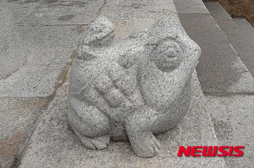 【양산=뉴시스】문지수의 '신통방통 이야기' <10>&nbsp; 대한불교조계종 제15교구 본사인 통도사의 부속 암자 가운데 '자장암'이라고 있다. 이름에서 알 수 있듯, 계율이 높은 자장율사(慈藏律師)가 통도사를 짓기 전에 이곳의 석벽 아래에서 수도하며 창건하였다. 원효 소성거사나 의상대사 그리고 자장율사가 참으로 큰일을 많이 한 듯하다. 여기저기 큰 명산대찰이나 좋은 암자는 이 세분들이 세우는 데 관여한 듯하다. 요즘 절 세우는 출가승들 보면 사판승에 권력지향적인 이른바 '권승'이 적지 않은데 그럼 가장 많은 수십개의 절을 세운 원효 소성거사도 권승이었단 말인가? 유마거사와 같이 고선사에서 홀로 수행했던 원효 소성거사를 보면 그렇지도 않았을 듯한데 잘 모르겠다.&nbsp; moongeesu@gmail.com 