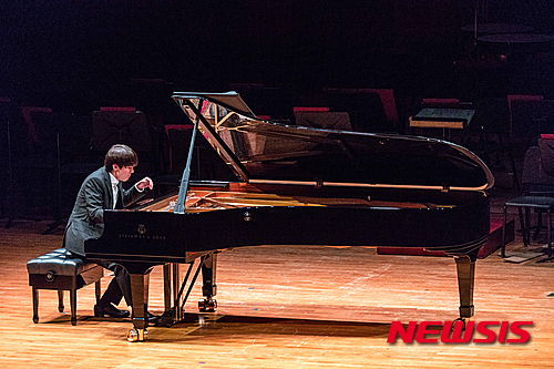 【서울=뉴시스】조성봉 기자 = 피아니스트 조성진이 2일 오후 서울 서초구 예술의전당 콘서트홀에서 열린 제17회 쇼팽 국제 피아노콩쿠르 우승자 갈라콘서트에서 연주를 하고 있다. 2016.02.02.(사진=크레디아 제공)photo@newsis.com