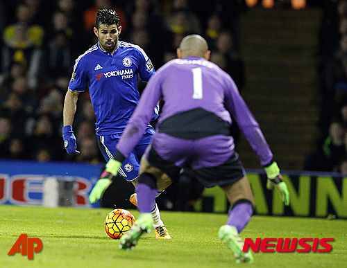 Chelsea's Diego Costa, left, and Watford?s goalkeeper Heurelho Gomes challenge for the ball during the English Premier League soccer match between Watford and Chelsea at the Vicarage Road stadium in London, Wednesday, Feb. 3, 2016.(AP Photo/Frank Augstein)