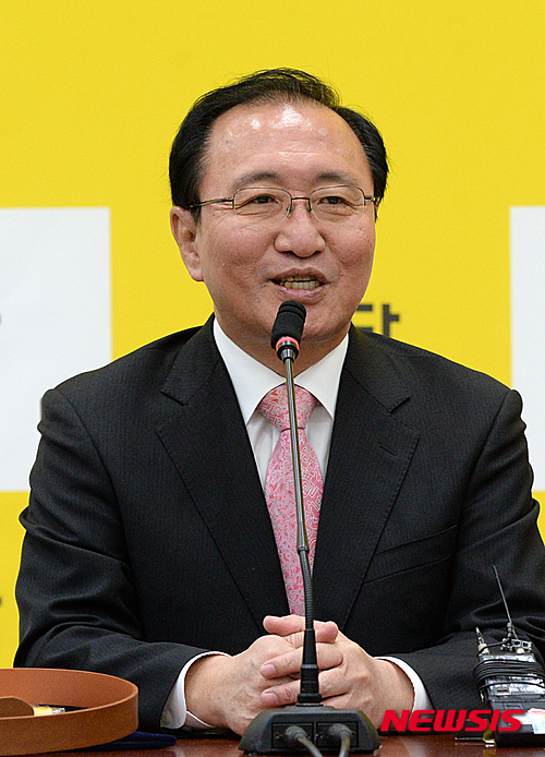 【서울=뉴시스】조수정 기자 = 4일 오전 서울 여의도 국회에서 정의당 노회찬 전 대표가 선거대책위원장으로 위촉된 뒤 인사말 하고 있다. 오른쪽은 심상정 대표. 2016.02.04. chocrystal@newsis.com