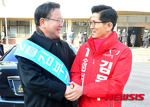 【대구=뉴시스】 배훈식 기자 = 제20대 국회의원 선거 대구 수성갑 예비후보인 새누리당 김문수(오른쪽) 예비후보와 더불어민주당 김부겸 예비후보가 4일 오전 모교인 대구 수성구 경북고등학교 졸업식장에서 만나 악수하고 있다.&nbsp;&nbsp; 김문수, 김부겸 예비후보는 각각 경북고 51회와 56회 졸업생으로 동문이다. 2016.02.04.&nbsp;&nbsp;&nbsp; dahora83@newsis.com