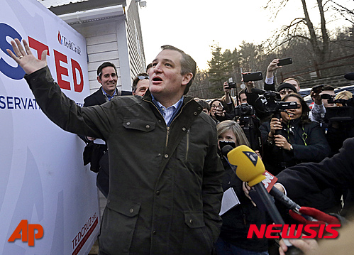 【위어=AP/뉴시스】테드 크루즈 미국 공화당 대선 경선후보가 4일(현지시간) 뉴햄프셔 위어에서 취재진 앞에서 포즈를 취하고 있다. 2016.02.06&nbsp; 