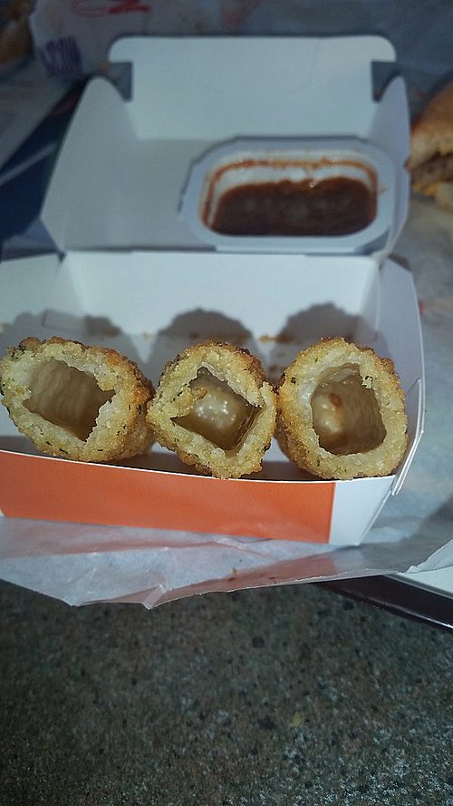 【서울=뉴시스】트위터 아이디 @Rai*********가 지난달 17일(현지시간) "맥도날드 모짜렐라 치즈 스틱 3개 모두 비어있다"고 지적하며 트위터에 올린 사진. 맥도날드 고객 40여 명은 최근 "모짜렐라 치즈 스틱에 치즈는 없고 튀김옷만 있다"며 미국 캘리포니아주 연방법원에 맥도날드를 고발했다. 이들은 광고와 달리 맥도날드가 실제 판매하는 제품에는 모짜렐라 치즈가 들어있지 않다며 연방정부의 기준을 위반했다고 주장했다. (출처 = 트위터) 2016.02.05.