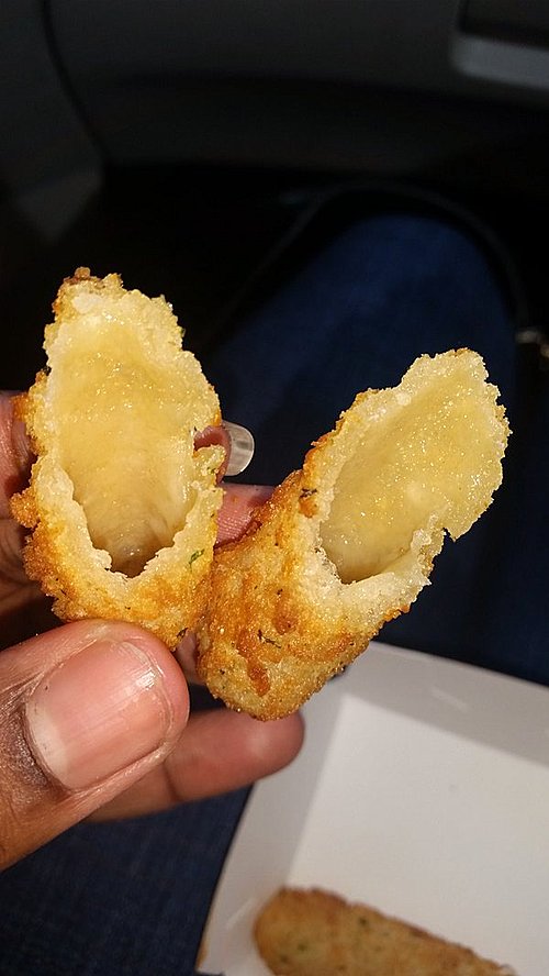 【서울=뉴시스】트위터 아이디 @Par******가 지난달 7일(현지시간) "당신이 '모짜렐라 스틱'을 주문하면 '스틱'만 받게 된다"는 글과 함께 올린 사진. 맥도날드 고객 40여 명은 최근 "모짜렐라 치즈 스틱에 치즈는 없고 튀김옷만 있다"며 미국 캘리포니아주 연방법원에 맥도날드를 고발했다. 이들은 광고와 달리 맥도날드가 실제 판매하는 제품에는 모짜렐라 치즈가 들어있지 않다며 연방정부의 기준을 위반했다고 주장했다. (출처 = 트위터) 2016.02.05.