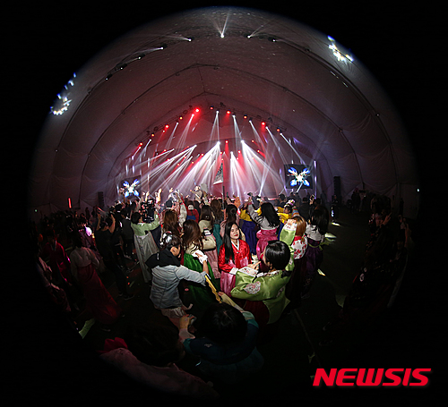 【강릉=뉴시스】김경목 기자 = 강원도가 2018 평창동계올림픽대회(2018년 2월9~25일) 개막을 2년 앞두고 가라앉은 열기를 끌어 올리기 위해 기획한 '올림픽 축제' 개막 첫째날인 지난 4일 오후 강원 강릉시 남대천 둔치 돔 특설무대에서 열린 월드DJ페스티벌에 참여한 사람들이 신나는 음악에 맞춰 춤을 추고 있다. 2016.02.05.&nbsp; photo31@newsis.com