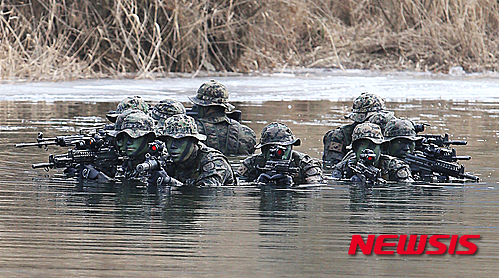 【증평·괴산=뉴시스】인진연 기자 = 대한민국 최강 전사인 13공수여단 특전대대원들이 충북 괴산군 화양계곡에서 혹한을 극복하는 수중침투 훈련을 하고 있다. 살을 에는 혹한의 추위 속에서 생존과 특수전 수행능력을 연마하는 2016년 특전사 동계전술 훈련은 지난달 27일부터 2월 5일까지 충북 증평군 훈련장과 괴산군 좌구산 훈련장 일원에서 시행됐다. 2016.02.06 inphoto@newsis.com