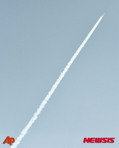 【교도통신·AP/뉴시스】북한이 발사한 장거리 미사일로 보이는 물체가 7일 날아가는 모습이 중국 단둥 쪽에서 관측되고 있다. 2016.02.07 