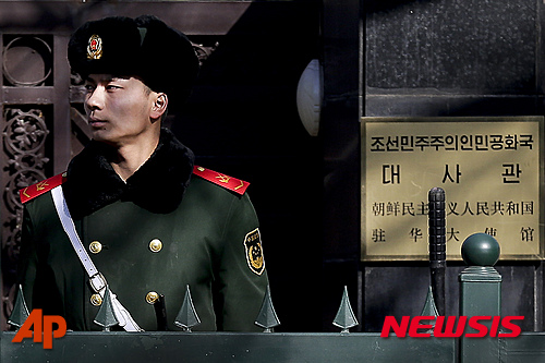 [베이징=AP/뉴시스]북한이 장거리 미사일 발사를 강행한 7일 오전 중국 베이징 북한대사관 앞에서 중국 경찰이 경비를 서고 있다. 2016.02.07