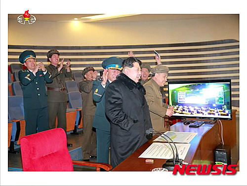 【서울=뉴시스】박문호 기자 = 조선중앙TV가 7일 오후 12시 30분(한국시각)에 특별 중대 보도를 통해 광명서 4호 위성(장거리 미사일) 발사에 성공했다고 밝힌 뒤 실제 발사 장면과 김정은 노동당 제1위원장의 모습을 공개하고 있다. 조선중앙TV는 "조선민주주의인민공화국 국가우주개발국 보도에 따르면 지구관측위성 광명서 4호가 성과적으로 발사됐다"며 " 광명성 4호는 09시 정각에 북한 평안북도 철산군 동창리 서해 위성 발사장에서 발사돼 9시 9분 46초에 자기 궤도에 진입했다. 위성은 97.4도로 발사해 근치점 고도 494.6KM에 원치점 고도로 500KM인 극궤도에 진입해 94분 24초 주기로 궤도를 돌고 있다. 위성에는 지구관측에 필요한 측정, 통신기 등이 설치돼 있다"고 말했다. 2016.02.07. (사진=조선중앙TV 캡처 )&nbsp; photo@newsis.com 
