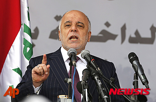 【바그다드=AP/뉴시스】이라크 의회는 시아파의 영향력있는 지도자가 주도한 대규모 시위를 포함해 개혁에 대한 사회의 압력에 굴복, 하이데르 알아바디 총리가 제출한 부분 개각을 26일(현지시간) 가결했다. 사진은 지난 1월9일 알아바디 총리가 바그다드에 위치한 경찰학교에서 경찰의 날을 맞아 연설하는 모습. 2016.04.27 