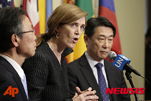 【뉴욕=AP/뉴시스】7일(현지시간) 미국 뉴욕 유엔본부에서 사만다 파워 유엔주재 미국대사(사진 가운데)가 기자회견을 갖고 있다. 2016.02.08 
