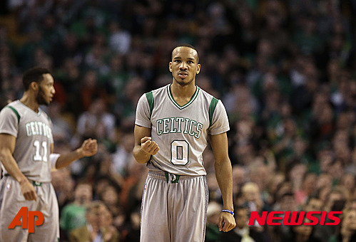 Boston Celtics guard Avery Bradley (0) and guard Evan Turner (11) react after their team scored against the Sacramento Kings in the fourth quarter of an NBA basketball game, Sunday, Feb. 7, 2016, in Boston. (AP Photo/Steven Senne)