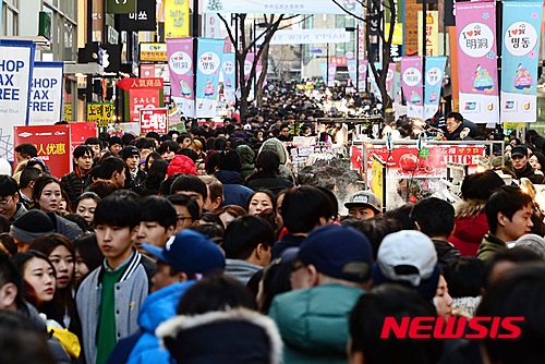 【서울=뉴시스】이영환 기자 = 설 연휴 나흘째인 9일 오후 서울 중구 명동거리가 시민들과 외국인 관광객들로 붐비고 있다. 2016.02.09. 20hwan@newsis.com
