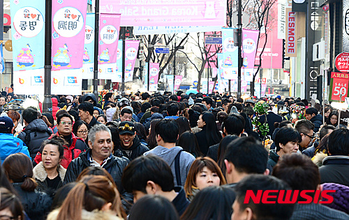【서울=뉴시스】이영환 기자 = 설 연휴 나흘째인 9일 오후 서울 중구 명동거리가 시민들과 외국인 관광객들로 붐비고 있다. 2016.02.09.&nbsp; 20hwan@newsis.com